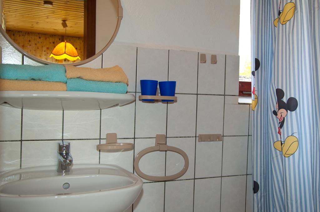 Ferien Unterm Reetdach In Gohren Hotel Goehren  Buitenkant foto