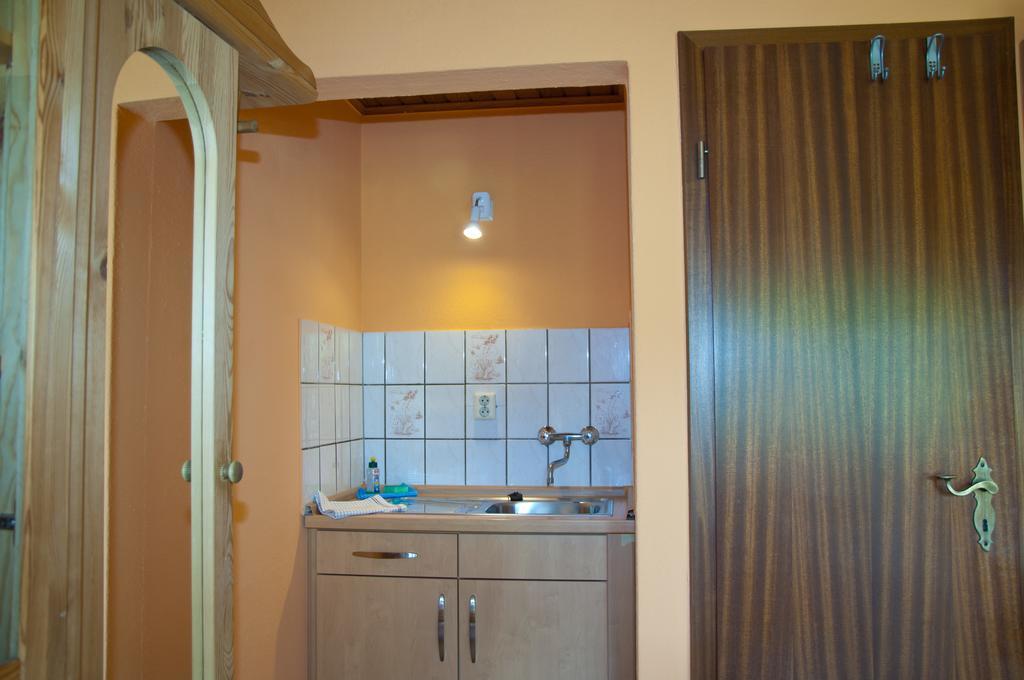 Ferien Unterm Reetdach In Gohren Hotel Goehren  Buitenkant foto